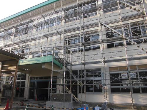 2023年11月時点での三蔵子小学校の中校舎外壁の作業がある程度完了し、防塵・防音シートが取り外されて足場だけになっている写真