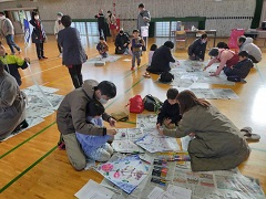 親子で一緒に凧作りしている写真