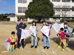 作った凧と一緒にハイチーズ