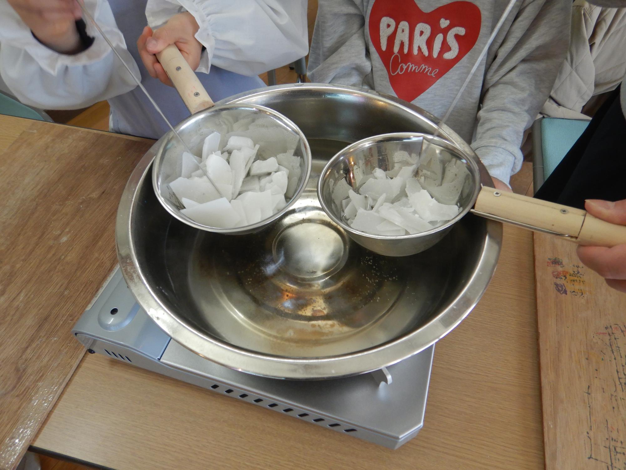 ろうそくを溶かしている時の様子