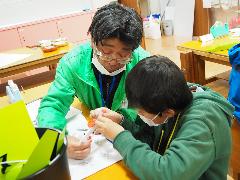 部品を組み立てる様子