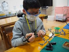 はんだごてを使う様子