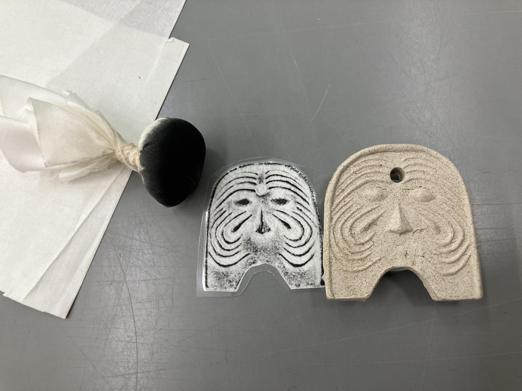 ミニ鬼瓦の拓本（左）とミニ鬼瓦（右）
