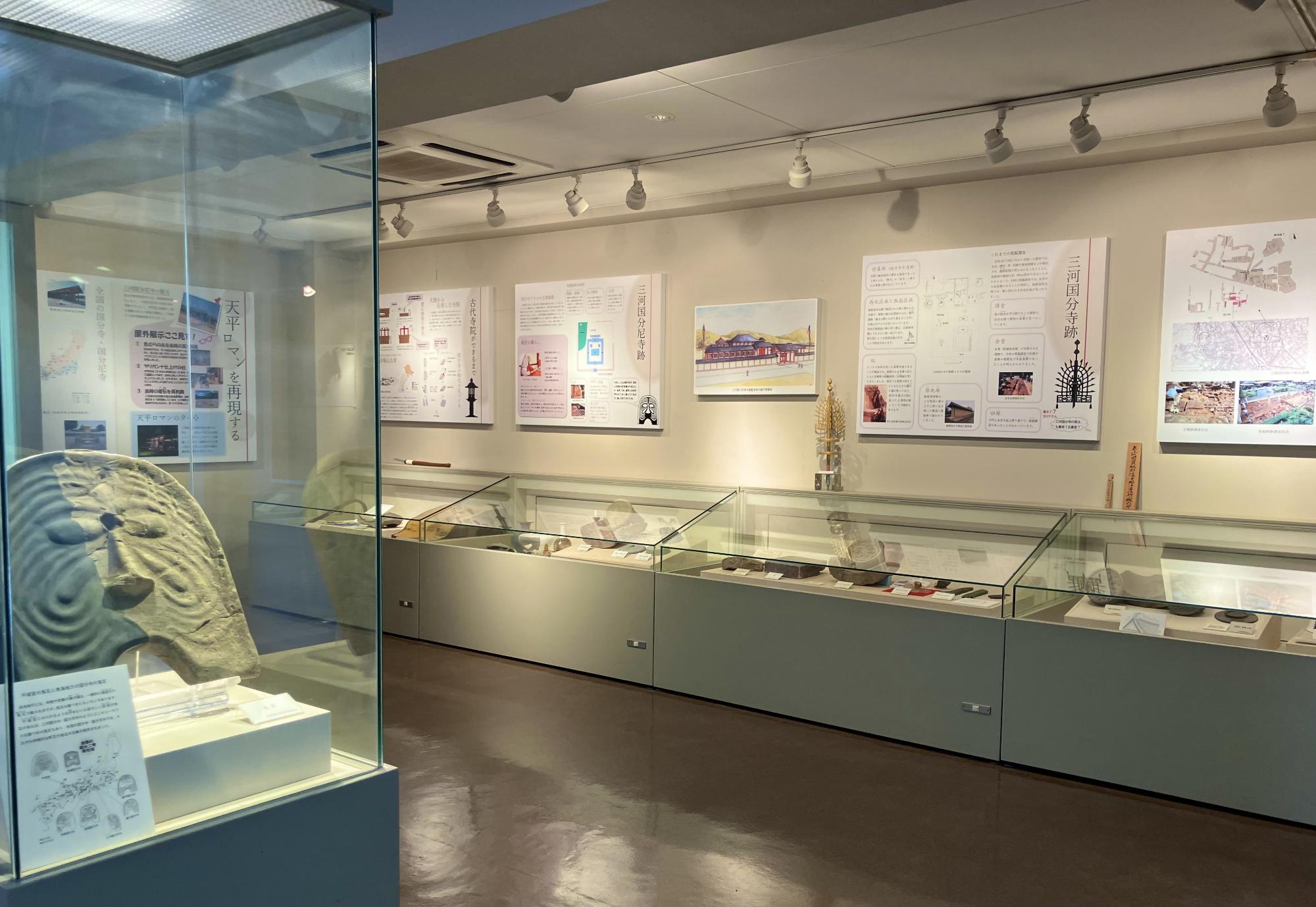 リニューアル後の三河天平の里資料館に多くの歴史的調度品などが展示された展示室内の写真