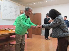 賞状を受け取る様子