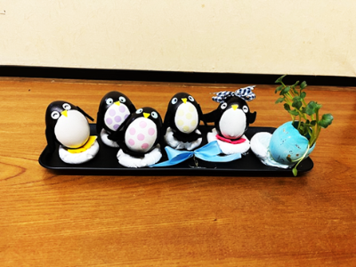 たまごの殻でペンギン家族