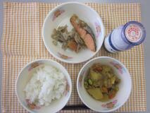 テーブルクロスに並べられたごはん・牛乳・じゃがいものインド煮・さけの塩焼き・れんこんのごま炒めの写真