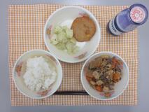テーブルクロスに並べられたごはん・牛乳・だいこんのそぼろ煮・コーンはんぺん・粉ふきいもの写真