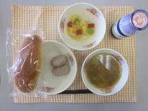 テーブルクロスに並べられた愛知の米粉入りパン・牛乳・春キャベツのスープ・ミートボールの米粉クリーム煮・フルーツカクテルの写真