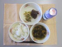 テーブルクロスに並べられたごはん・牛乳・若竹汁・かつおのおかか煮・ごまあえの写真
