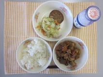 テーブルクロスに並べられたごはん・牛乳・生揚げのみそ煮・あじ入りさんが焼き・三色炒めの写真