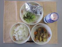 テーブルクロスに並べられたごはん・牛乳・じゃがいものそぼろ煮・さばの銀紙焼き・きゅうりあえの写真