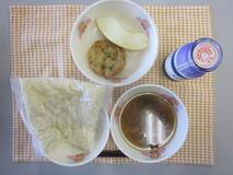 テーブルクロスに並べられた白玉うどん・牛乳・山菜うどん・愛知県産食材入りかき揚げ・メロンの写真