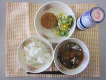 テーブルクロスに並べられたごはん・牛乳・みそ汁・和風コロッケ・切り干しだいこんのサラダの写真