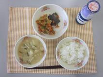 テーブルクロスに並べられたごはん・牛乳・白みそ汁・にしんの塩焼き・たけのこのピリ辛炒めの写真