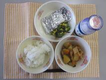 テーブルクロスに並べられたごはん・牛乳・やさいのうま煮・さばの銀紙焼き・海そうサラダ・香味塩ドレッシングの写真