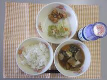 テーブルクロスに並べられたごはん・牛乳・つくね汁・たこから揚げ・三色炒めの写真