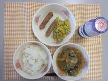 テーブルクロスに並べられたごはん・牛乳・やさいスープ・ウインナーソーセージ・ツナとコーンのソテーの写真