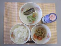 テーブルクロスに並べられたごはん・牛乳・生揚げの甘辛炒め・いわしのうめ煮・だいこんときゅうりのサラダの写真