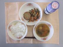 テーブルクロスに並べられたごはん・牛乳・すまし汁・キャベツ入りつくね・くきわかめの煮付けの写真