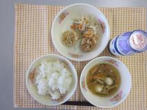 テーブルクロスに並べられたごはん・牛乳・中華スープ・やさいまんじゅう・もやしソテーの写真