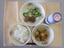 テーブルクロスに並べられたごはん・牛乳・肉じゃが・とうふだんご・青菜あえの写真