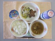 テーブルクロスに並べられたごはん・牛乳・きらきらすまし・ほし型ハンバーグ・三色炒め・たなばたゼリーの写真