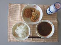 テーブルクロスに並べられたごはん・牛乳・とうがんのみそ汁・えだ豆コロッケ・たけのこのピリ辛炒めの写真