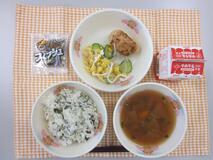 テーブルクロスに並べられたわかめごはん・牛乳・いなか汁・きんぴらの包み焼き・切り干しだいこんのサラダ・かんそう小魚の写真