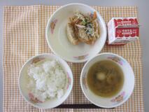 テーブルクロスに並べられたごはん・牛乳・うずらたまごスープ・ぎょうざ・中華サラダの写真