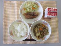 テーブルクロスに並べられたごはん・牛乳・肉じゃが・ちくわのいそべ揚げ・キャベツ炒めの写真