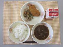 テーブルクロスに並べられたごはん・牛乳・みそ汁・ささみ青じそ梅肉フライ・れんこん炒めの写真