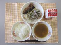 テーブルクロスに並べられたごはん・牛乳・けんちん汁・ぶりのみりん焼き・赤しそあえの写真