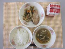 テーブルクロスに並べられたごはん・牛乳・沢煮わん・さばの塩焼き・くきわかめの煮付けの写真