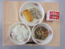 テーブルクロスに並べられたごはん・牛乳・すきやき・厚焼きたまご・もやし炒めの写真