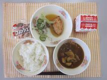 テーブルクロスに並べられたごはん・牛乳・なめこ汁・とりのてり焼き・赤しそあえ・アーモンド小魚の写真