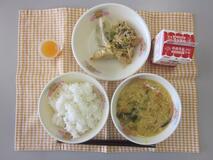テーブルクロスに並べられたごはん・牛乳・サンラータン・青じそ入りぎょうざ・切り干しだいこんの中華炒め・ミニゼリー（蒲郡みかん）の写真