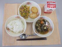 テーブルクロスに並べられたごはん・牛乳・すまし汁・うの花はんぺん・くり入りそぼろ丼の写真