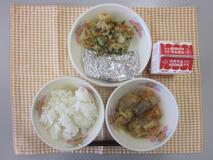 テーブルクロスに並べられたごはん・牛乳・やさいのうま煮・さんまの銀紙焼き・ごまあえの写真