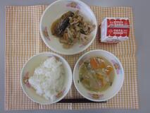 テーブルクロスに並べられたごはん・牛乳・白みそ汁・いわしのうめ煮・れんこんのピリ辛炒めの写真