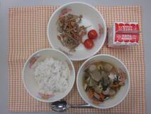 テーブルクロスに並べられた麦ごはん・牛乳・とよか和ポトフ・とりごぼう丼・ミニトマトの写真