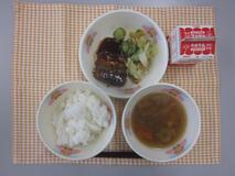 テーブルクロスに並べられたごはん・牛乳・きのこ汁・さばのみそ煮・お好みあえの写真