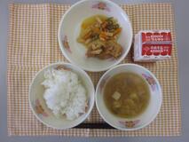 テーブルクロスに並べられたごはん・牛乳・中華スープ・とりのから揚げ・カラフルやさいのあま酢あんの写真