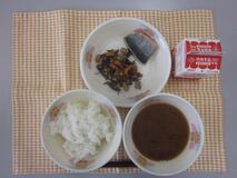 テーブルクロスに並べられたごはん・牛乳・みそ汁・にしんの塩焼き・大豆のいそ煮の写真