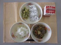 テーブルクロスに並べられたごはん・牛乳・筑前煮・たらの銀紙焼き・はくさいのごま酢あえの写真