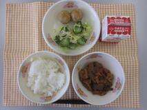 テーブルクロスに並べられたごはん・牛乳・煮みそ・レバー入りつくね・しんこあえの写真