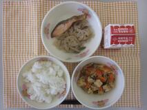 テーブルクロスに並べられたごはん・牛乳・生揚げのくず煮・さけの塩焼き・れんこん炒めの写真