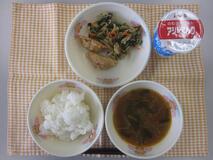 テーブルクロスに並べられたごはん・はっこう乳・ユッケジャンスープ・愛知県産食材入りぎょうざ・切り干しだいこんのナムルの写真