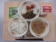 テーブルクロスに並べられた麦ごはん・牛乳・はるさめスープ・ビビンバ・ミニトマト・かんそう小魚の写真