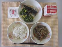 テーブルクロスに並べられた麦ごはん・牛乳・五目きんぴら・いわしのかば焼き丼・海そうサラダ・せつぶん豆の写真
